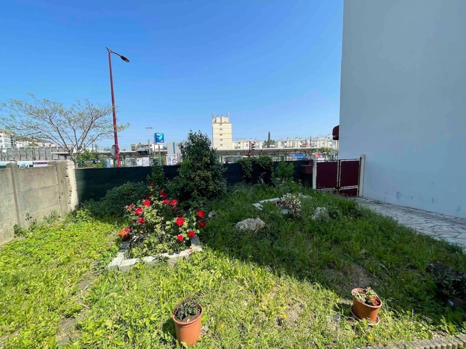 La Maison Est Situee En Face De La Gare Bondy Buitenkant foto