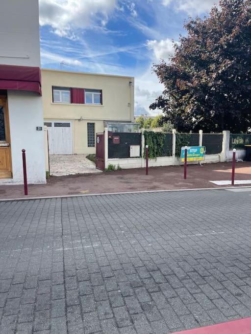 La Maison Est Situee En Face De La Gare Bondy Buitenkant foto