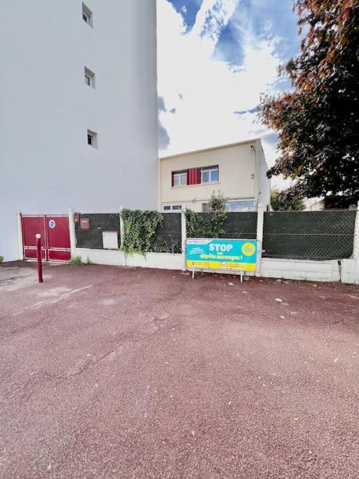 La Maison Est Situee En Face De La Gare Bondy Buitenkant foto