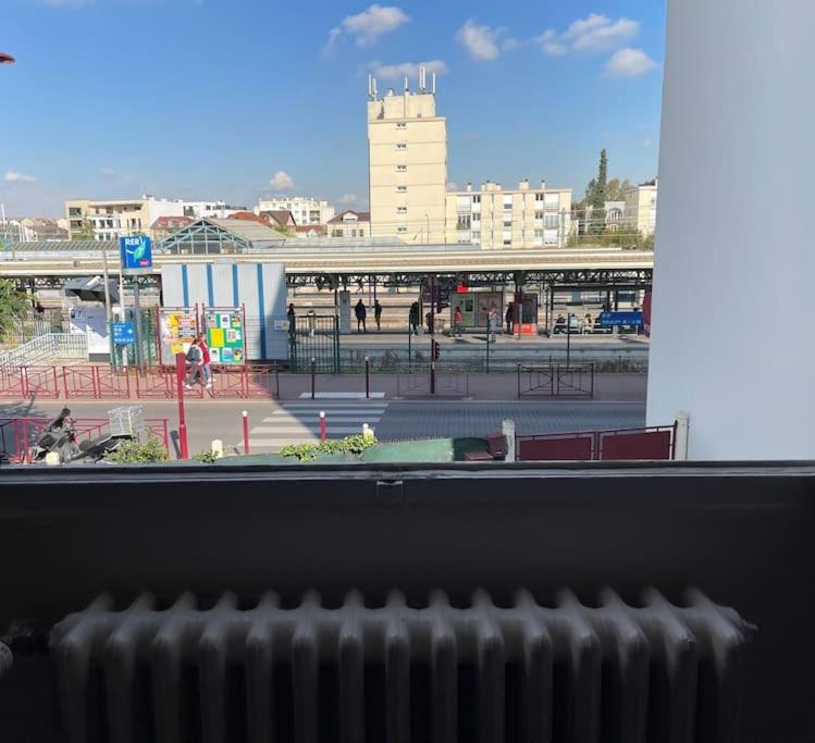 La Maison Est Situee En Face De La Gare Bondy Buitenkant foto